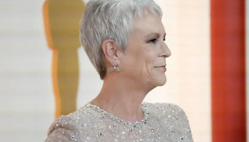 Jamie Lee Curtis w krótkiej, siwej fryzurze, która jest przykładem odmładzającej fryzury po 50. roku życia.