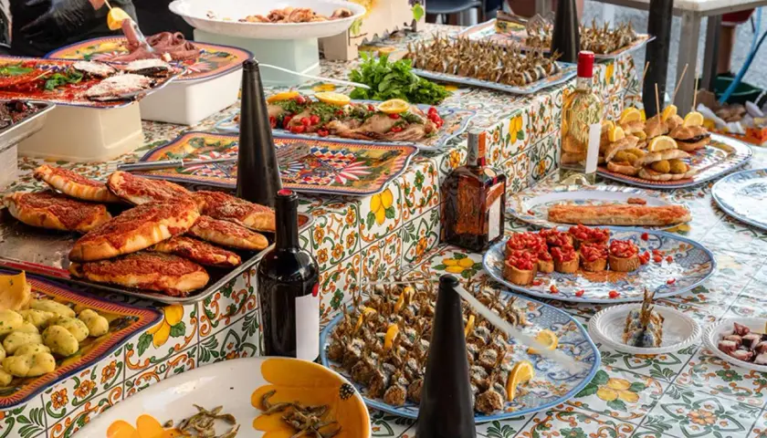Vielfalt an Palermo Street Food: Kleine Pizzas, frittierter Fisch, Bruschetta und Oktopus. Ein Fest für die Sinne!