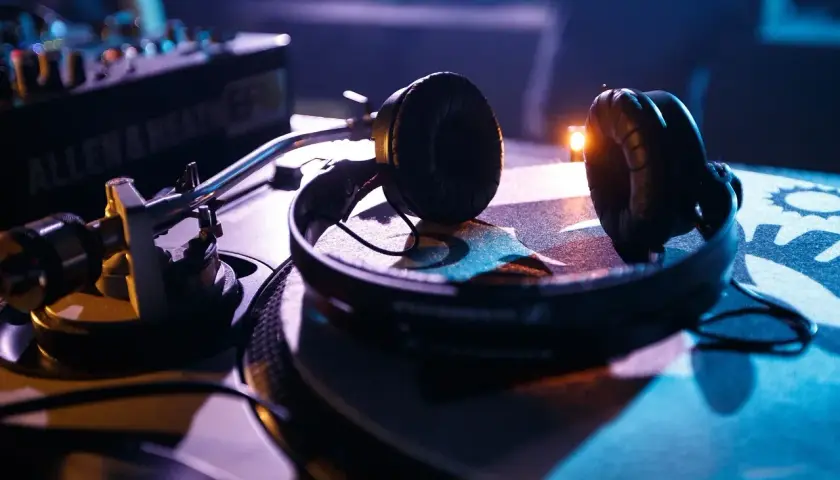 Słuchawki na gramofonie, gotowe do transpozycji dźwięku. Mikser Allen & Heath w tle.