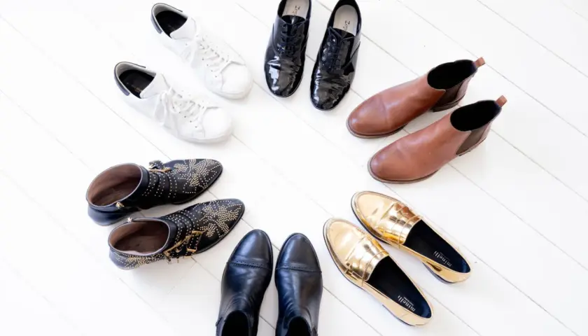 Un assortiment de chaussures pour tous les styles : baskets blanches, bottines cloutées, mocassins dorés, bottines noires, derbies vernies et bottines en cuir marron. Une collection de chaussures à avoir absolument.
