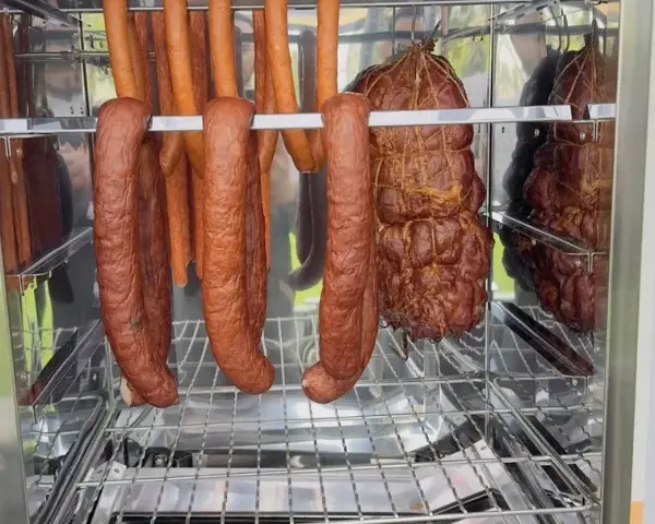 Ile wody do kiełbasy na 10 kg mięsa, aby uniknąć suchej konsystencji?