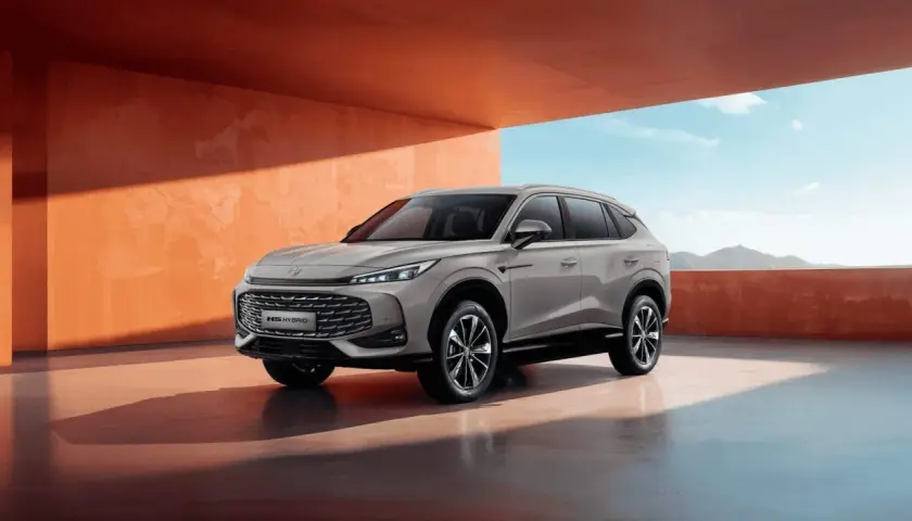 El SUV MG HS Hybrid, listo para una prueba de manejo. Diseño moderno y elegante bajo un cielo azul.