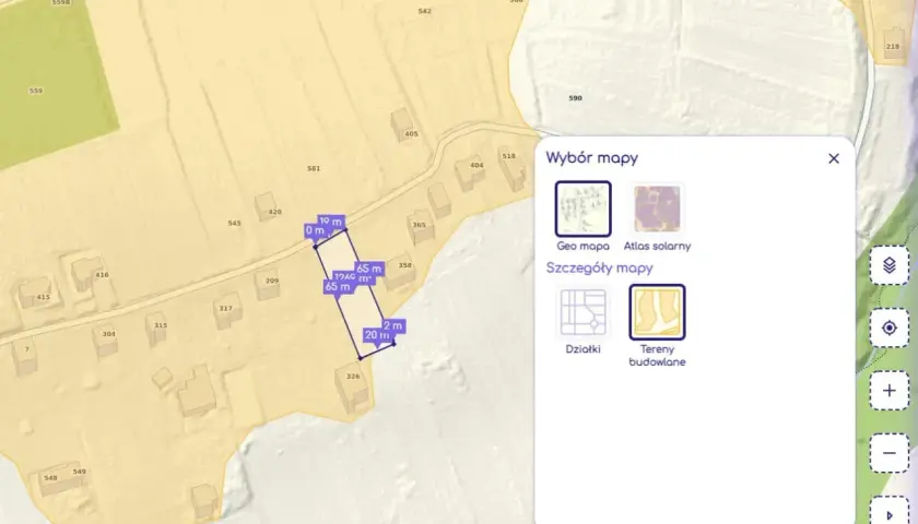 Mapa z zaznaczoną działką i wymiarami, obok okno wyboru mapy z opcją "Tereny budowlane". Sprawdzamy warunki zabudowy na działce rolnej.