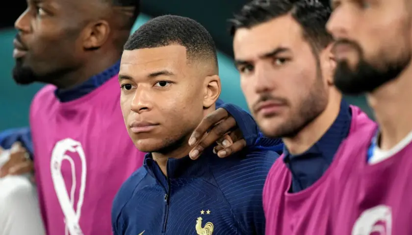Mbappé i koledzy z reprezentacji Francji w piłce nożnej mężczyzn, gotowi do walki.