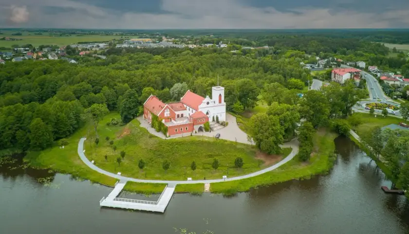 Zamek w Gostyninie, otoczony zielenią Gostynińsko-Włocławskiego Parku Krajobrazowego, wznosi się nad jeziorem.