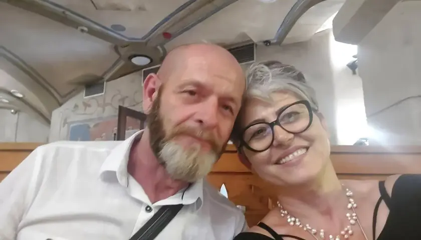 Uśmiechnięta para, on z brodą w białej koszuli, ona w okularach i perłach. Może to sekret, jak rozkochać żonę na nowo?