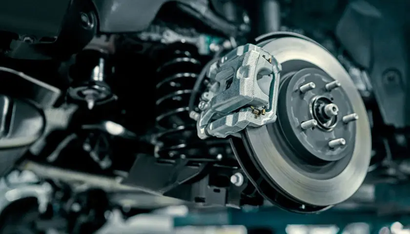 Nahaufnahme eines Auto-Bremssystems mit Bremsscheibe und Bremssattel. Ein wichtiges Teil für die Sicherheit.
