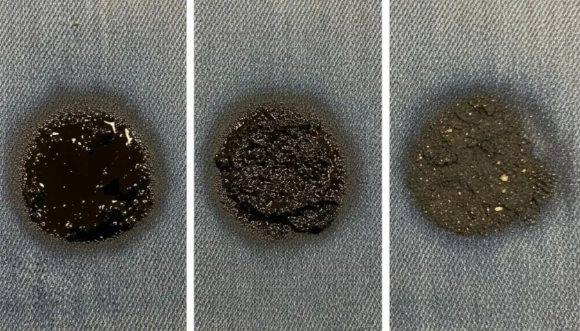 Trois étapes montrant comment enlever de la graisse mécanique sur un vêtement : tache liquide, pâteuse puis sèche.