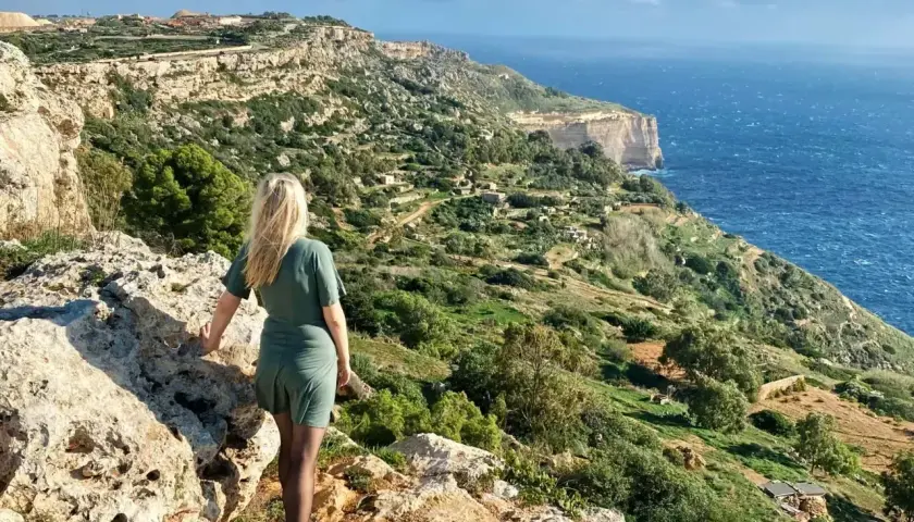 Malta w lutym? Warto! Widok na klify i morze z zielonymi wzgórzami.