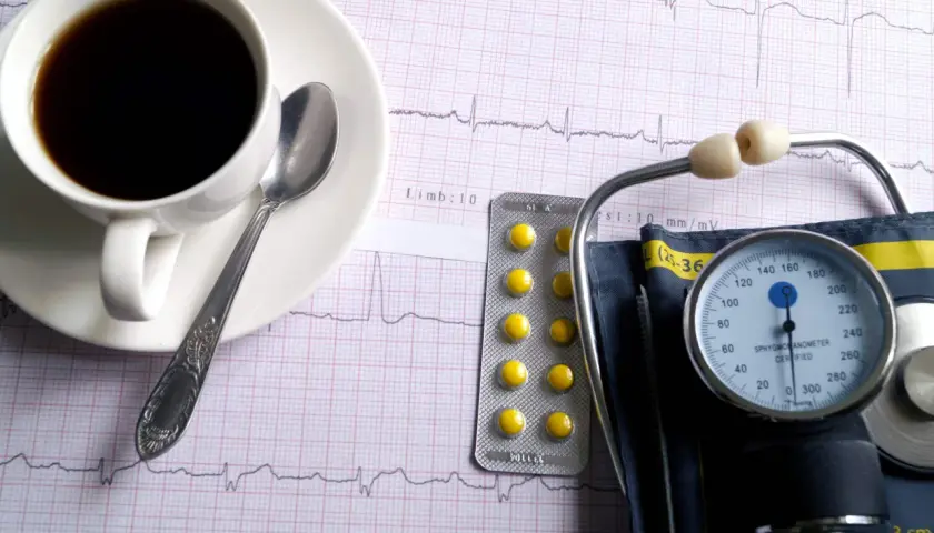 Kawa Inka, tabletki i ciśnieniomierz na tle EKG. Czy kawa Inka obniża ciśnienie? To pytanie zadaje sobie wiele osób.