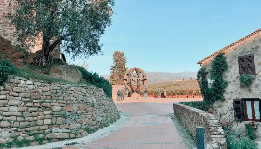 Piazza a Vinci con la sfera di Leonardo. Un luogo da scoprire, tra ulivi secolari e panorami mozzafiato.