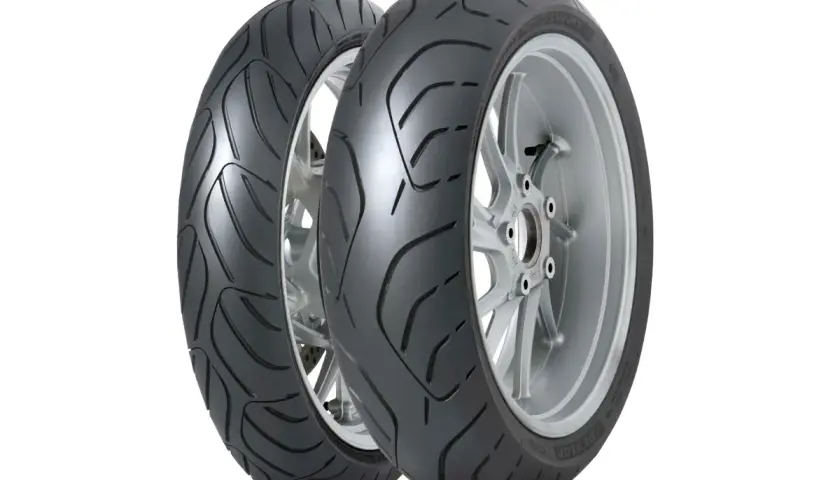 Dos neumáticos de moto Dunlop Roadsmart 3, con su banda de rodadura distintiva, listos para ofrecer gran agarre y rendimiento.
