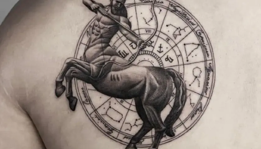 Tatuaż strzelec: centaur z łukiem i strzałą na tle koła zodiaku.