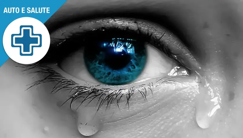 Occhio con lacrime e simbolo medico. Anche con la congiuntivite si può uscire, ma con cautela.