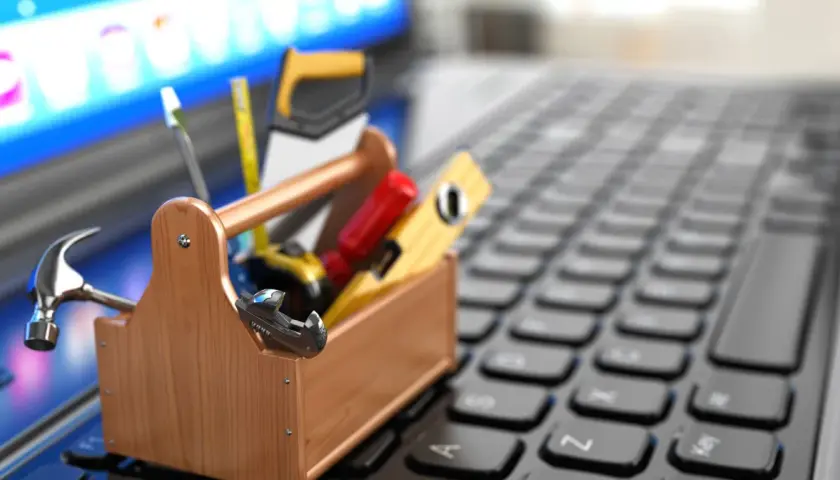 Narzędzia na klawiaturze laptopa sugerują, jak wejść do BIOS-u i dokonać napraw.