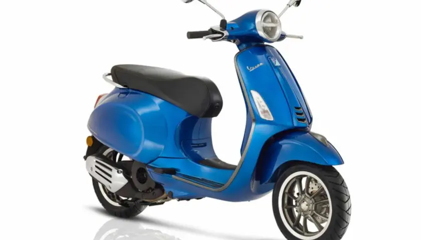 Vespa azul marino, lista para recorrer la ciudad con estilo.