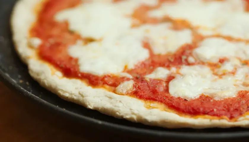 Jak jeść pizzę we Włoszech: Tradycje, które warto znać