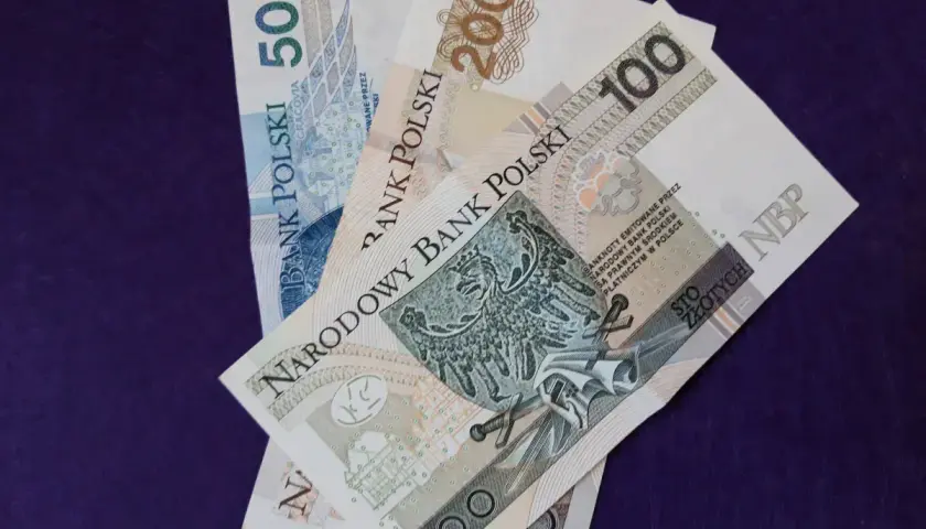 Polskie banknoty: 50, 100, 200 zł. Taka kwota może być czyjąś darowizną.