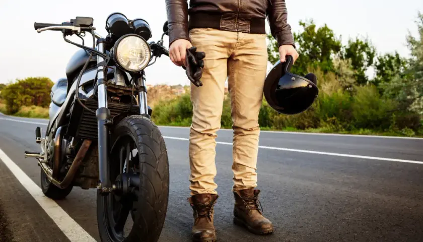 Letnie spodnie motocyklowe: Jak połączyć bezpieczeństwo z komfortem?
