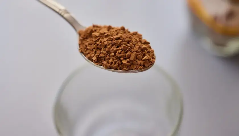 Kawa instant – co to znaczy i dlaczego warto ją znać?