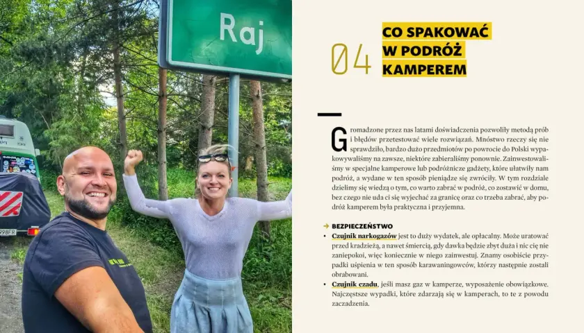 Szczęśliwa para przy znaku "Raj" symbolizuje wolność i radość podróżowania, uosabiając społeczeństwo nomadyczne w kamperze.