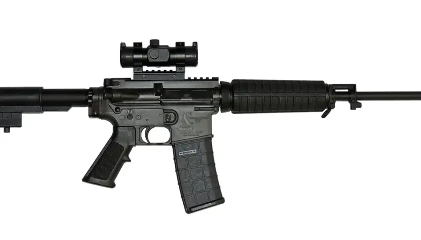 Czarny karabin AR-15 z celownikiem optycznym, idealny jako broń na pozwolenie sportowe.