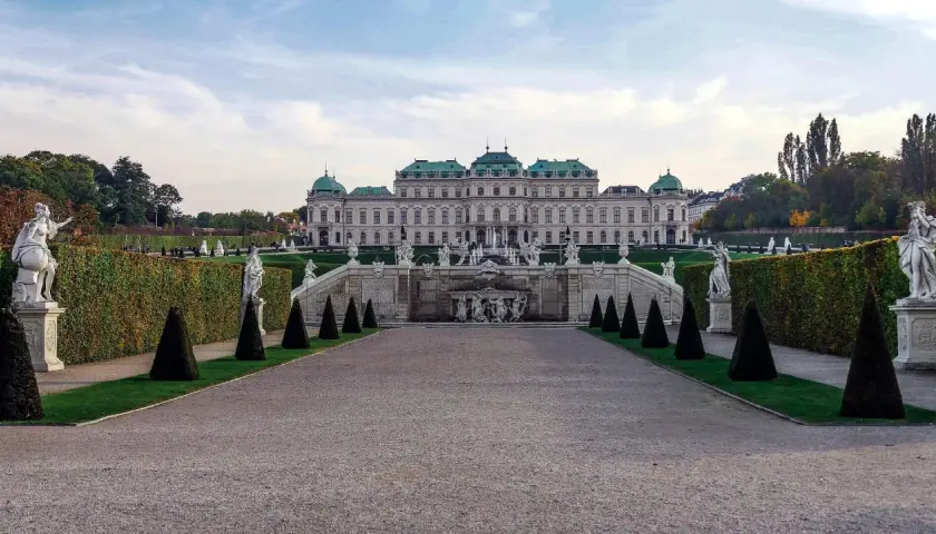 Wiedeń atrakcje za darmo: Pałac Belweder i jego barokowe ogrody ze rzeźbami i fontannami.