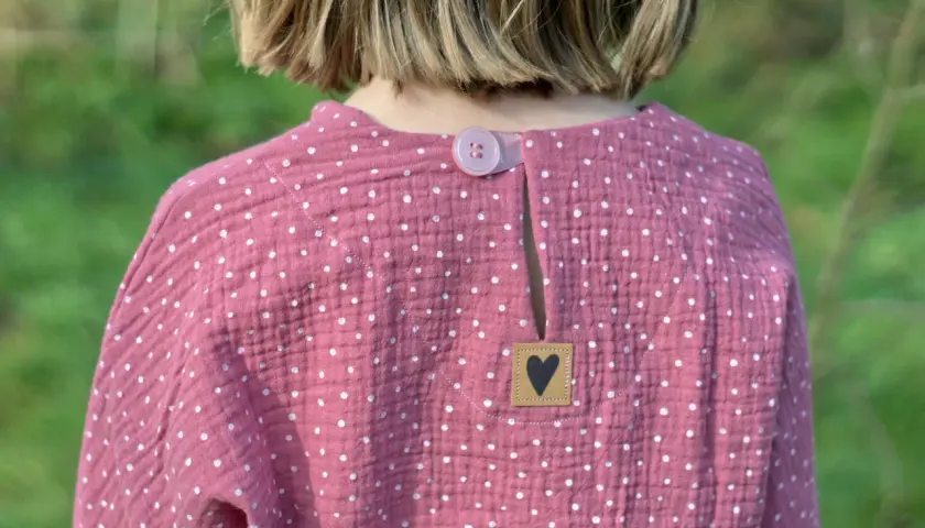 Süßes Musselin Shirt für Kinder mit Herz-Applikation. Hier gibt's das kostenlose Schnittmuster zum Nachnähen!