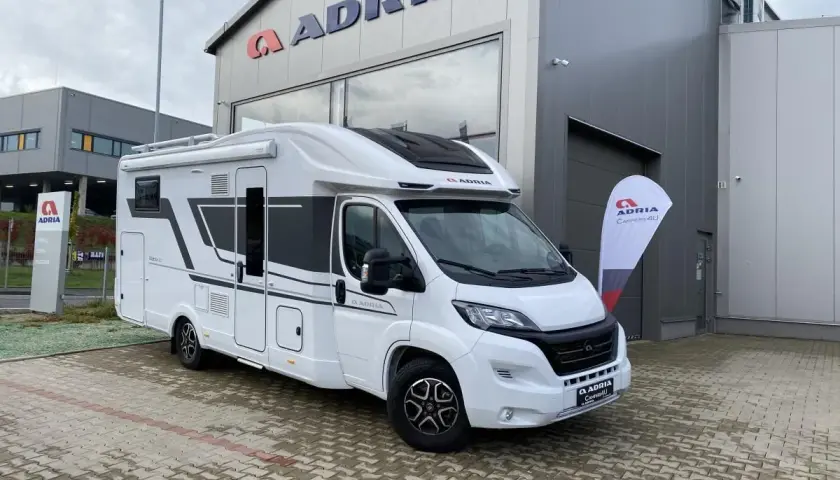 Nowy kamper Adria Matrix 670 SL lśni bielą przed salonem. Gotowy na przygody!