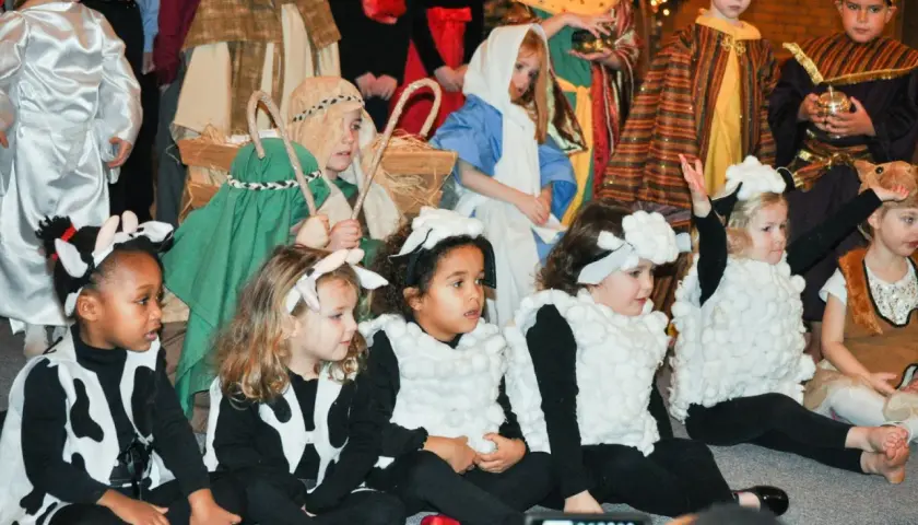 Niños con un disfraz oveja casero, parte de una representación navideña.