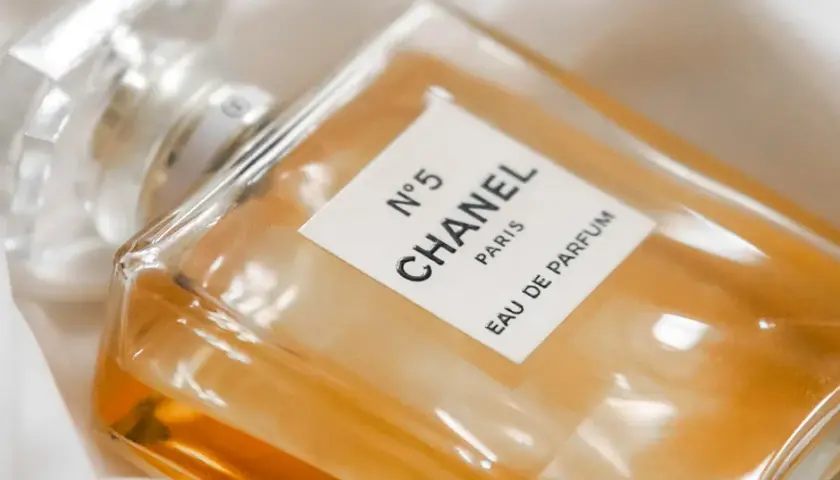 Jak sprawdzić oryginalność perfum i uniknąć fałszywych produktów