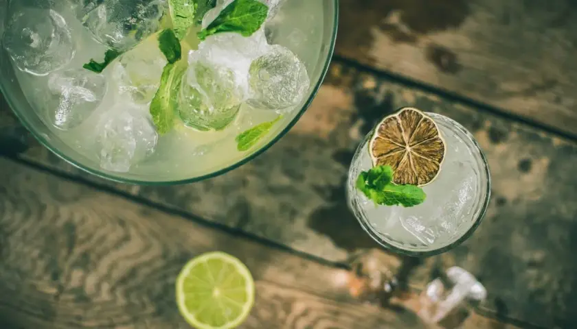 Orzeźwiająca lemoniada mojito z miętą i lodem, ozdobiona suszoną limonką. Idealna na upalne dni.