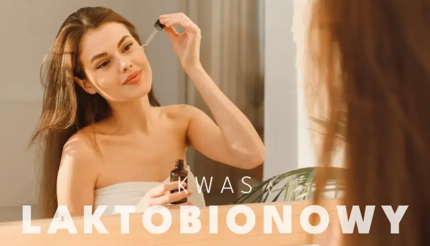 Kobieta aplikuje serum z kwasem laktobionowym na twarz, dbając o swoją skórę.