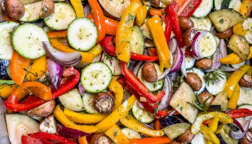 Buntes Gemüse wie Zucchini, Paprika, Pilze und rote Zwiebeln, mariniert für italienische Antipasti.