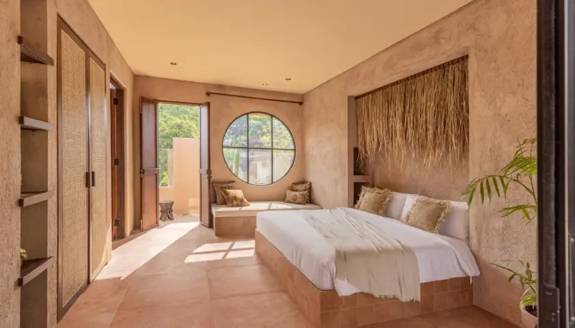 Pavimento in terracotta con piastrelle quadrate che creano un'atmosfera calda e naturale, ideale per un ambiente rilassante.
