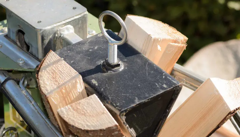 Holzspalter Zubehör: Ein Metallrahmen mit Holzstücken, bereit zum Spalten.