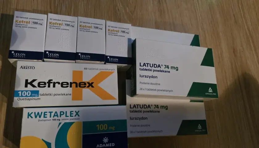 Kilka opakowań leków na sen: Ketrel, Kefrenex, Kwetaplex i Latuda.
