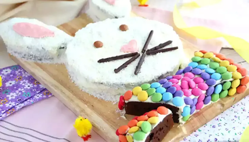 Torta coniglietto di compleanno, decorata con cocco e caramelle colorate. Perfetta per una festa speciale!