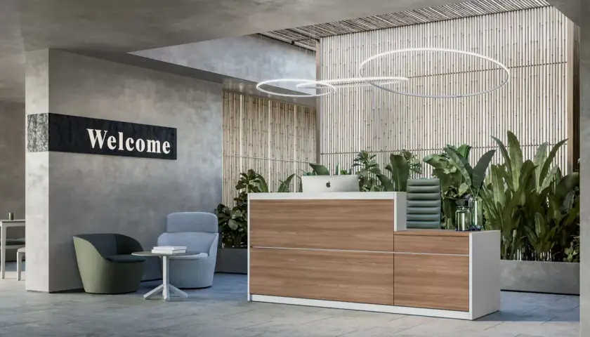 Accogliente reception con bancone in legno, piante rigogliose e un cartello "Welcome". Ideale per la gestione front office.