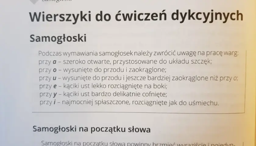 Wierszyki do ćwiczeń dykcyjnych o samogłoskach. Opisują, jak układać usta przy wymawianiu trudne słowa na a, o, u, e, y, i.