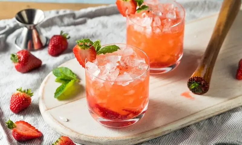Pyszne drinki z mrożonymi truskawkami, które orzeźwiają latem