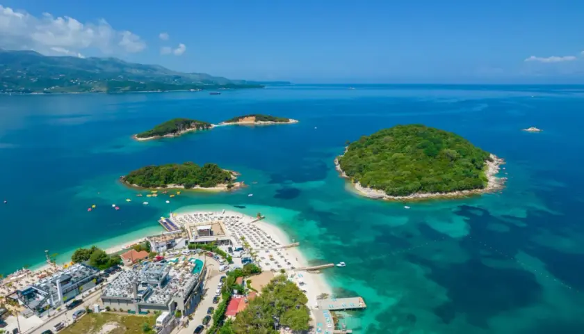 Rajska plaża z wysepkami w Ksamilu, Albania. To jedno z najpiękniejszych miejsc, jakie oferuje Albania.