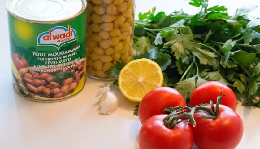 En burk med "Foul Moudammas" (bondbönor), kikärtor, tomater, citron, vitlök och persilja för en god måltid.