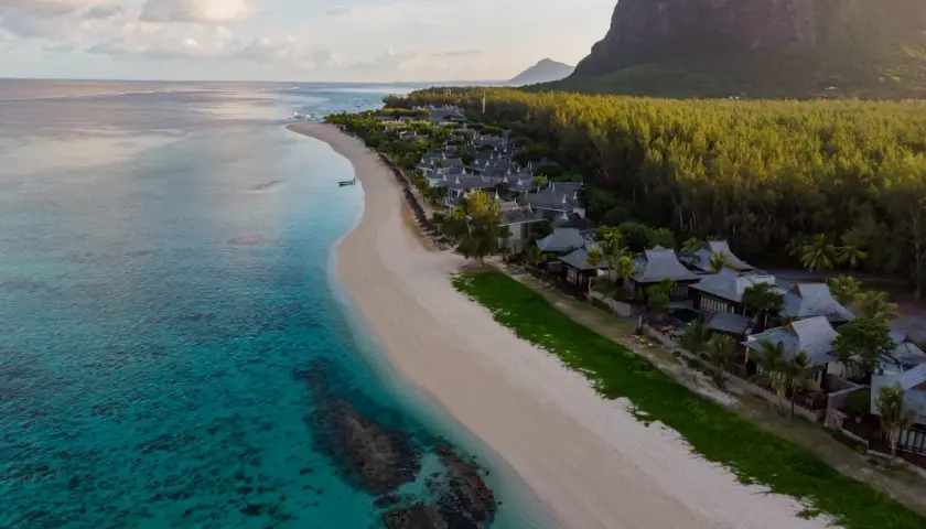 Rajska plaża z turkusową wodą i luksusowymi willami. Marzysz o lotach na Mauritius? To idealne miejsce na relaks.