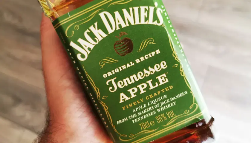 Butelka Jack Daniel's Tennessee Apple, z jabłkowym aromatem, który obiecuje wyjątkowy smak.