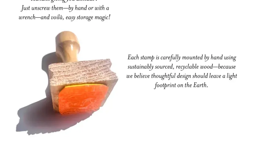 Drewniany stempel z pomarańczową gumką. Voilà, co to znaczy: łatwe przechowywanie i ekologiczny design.