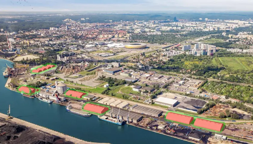 Port w Gdańsku z zaznaczonymi terenami pod magazyny zbożowe. Widok z lotu ptaka na miasto i infrastrukturę portową.