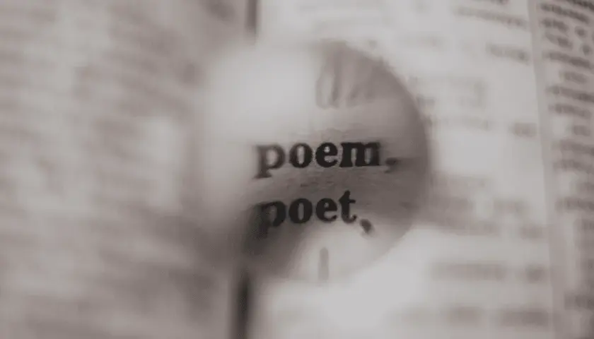 Zbliżenie na słowa "poem" i "poet" w książce pod lupą.
