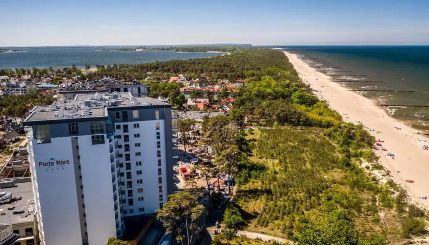 Porta Mare Active & Spa Resort z widokiem na morze i plażę. W tle jezioro i las.
