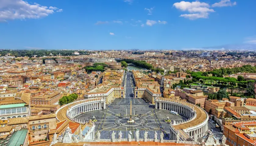 Vista aerea di Piazza San Pietro, Roma. Un luogo iconico, quasi un "giro delle sette chiese" moderno per la sua grandezza.